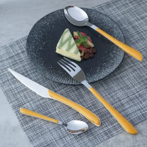 Großhandel wiederverwendbare benutzerdefinierte Logo cutipol Kunststoffgriff elegant Besteck Set Edelstahl 24pcs Löffel Gabel Messer